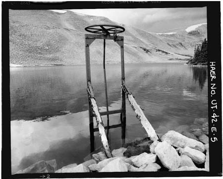 HAER photo of upright outlet gate wheel, stem and stem guide looking northwest at Drift Lake, July 1985