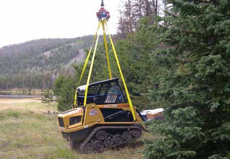 01-Skid steer being air lifted to Water Lily Lake for stabilization work